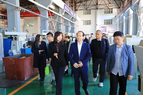 济南大学二食堂吃瓜,瓜果飘香，美食共享的校园时光