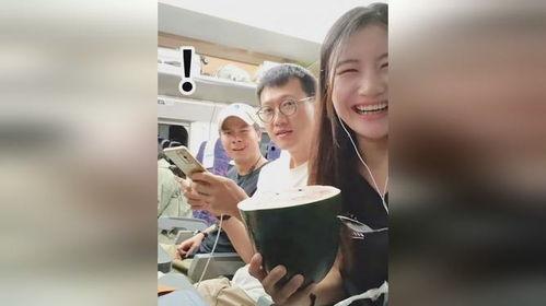 吃瓜军人女记者,女记者与吃瓜军人的趣味互动