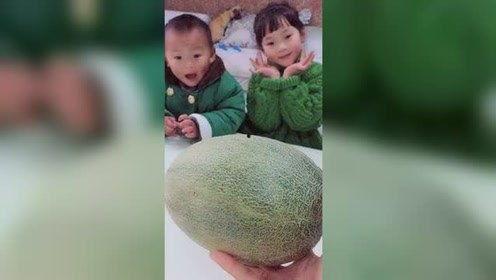 哥哥吃瓜皮妹妹吃瓜