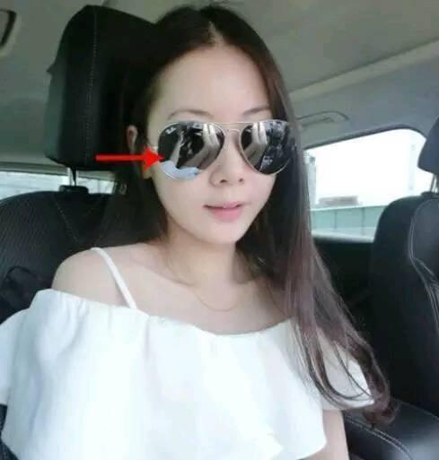 地铁眼镜妹吃瓜,一幕引发网友热议