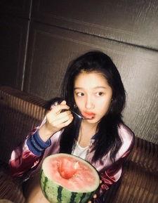 吃瓜照片女生图片,揭秘网红女生的日常瞬间