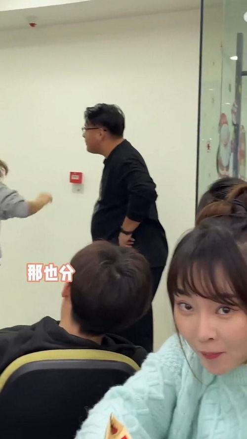 小真真 吃瓜,瓜田里的欢乐时光